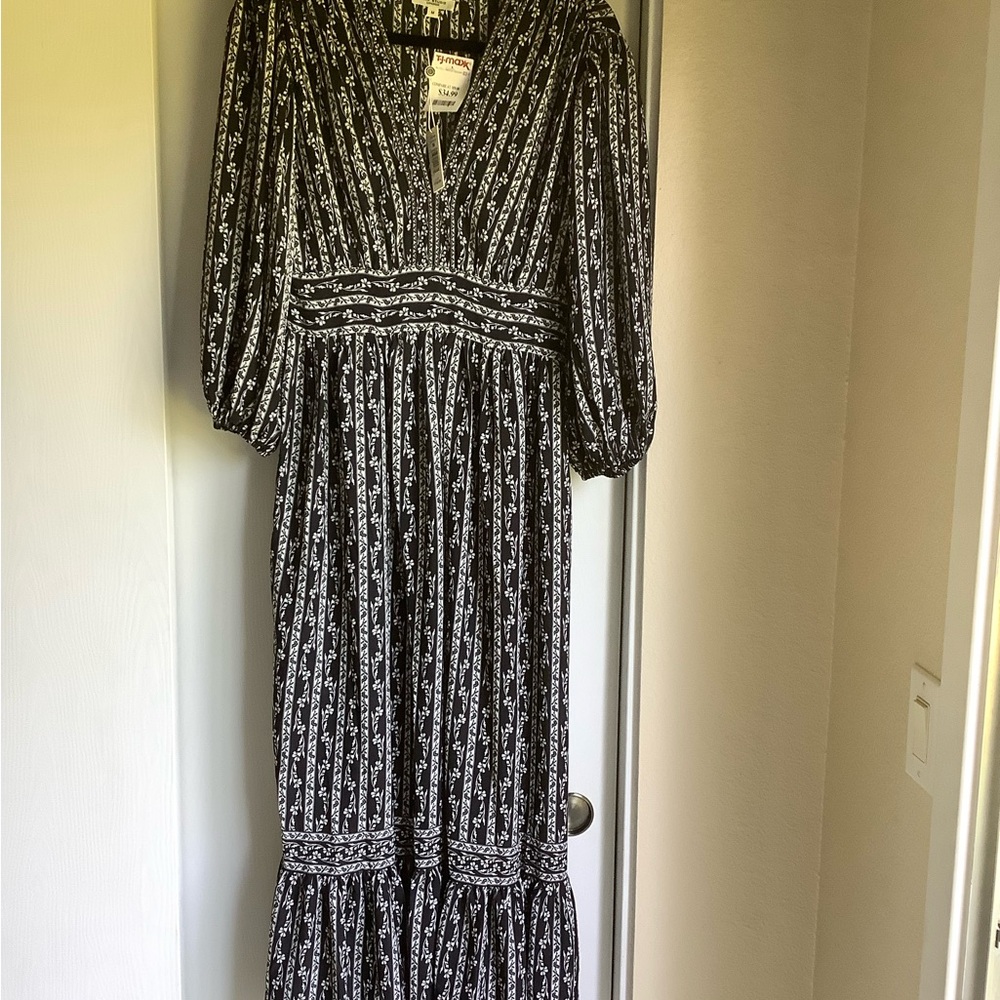 Max Studio Black and White Long Sleeve Dress